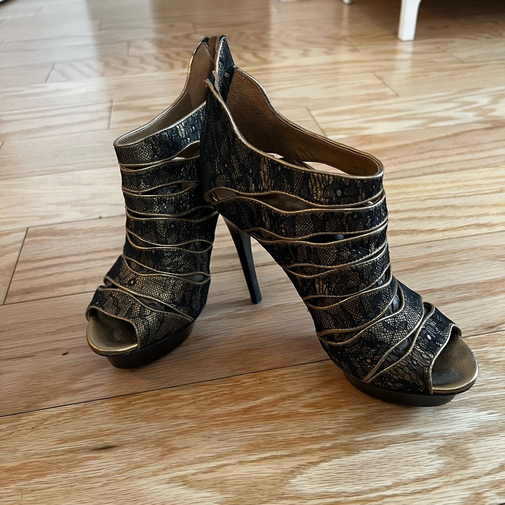 Black and Gold lace Tahari platform shoes. Size 7.5